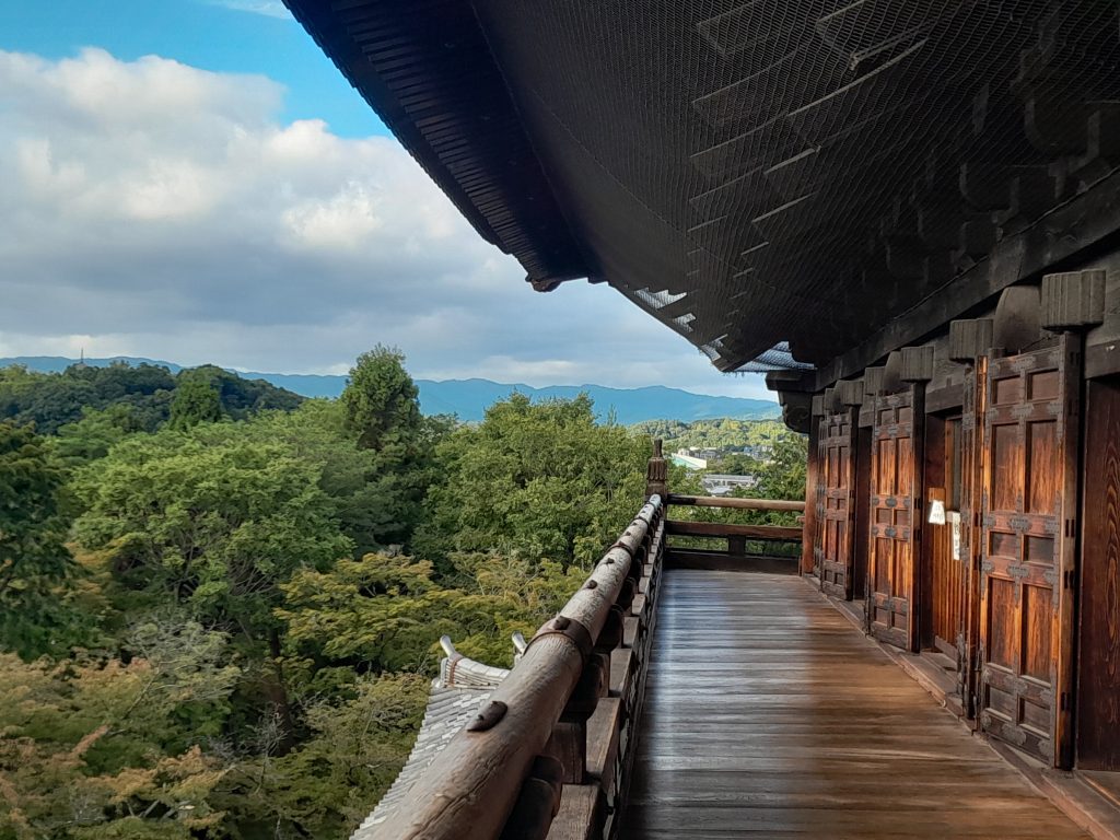Vue depuis la terrasse en bois du temple Nigatsu-do à Nara