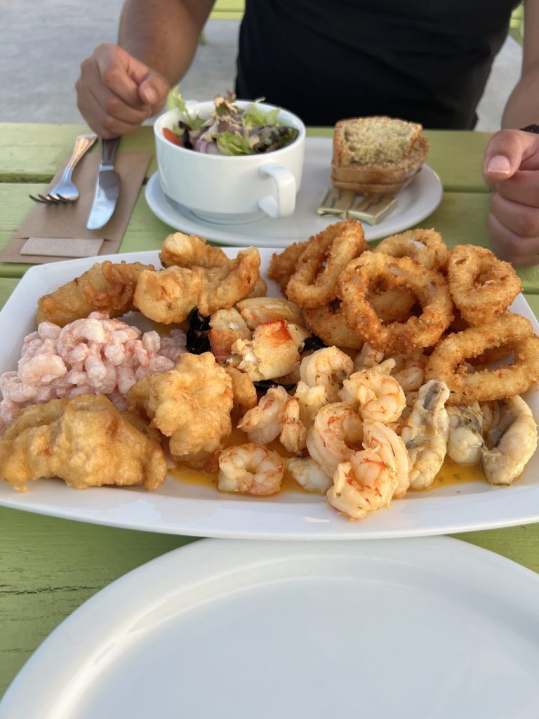 Plat délicieux en terrasse du Fisherman's Bar à Portmagee