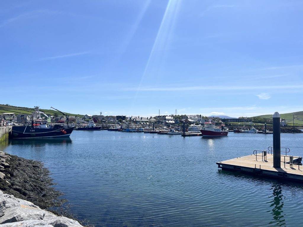 Port de Dingle lors d'une journée ensoleillée