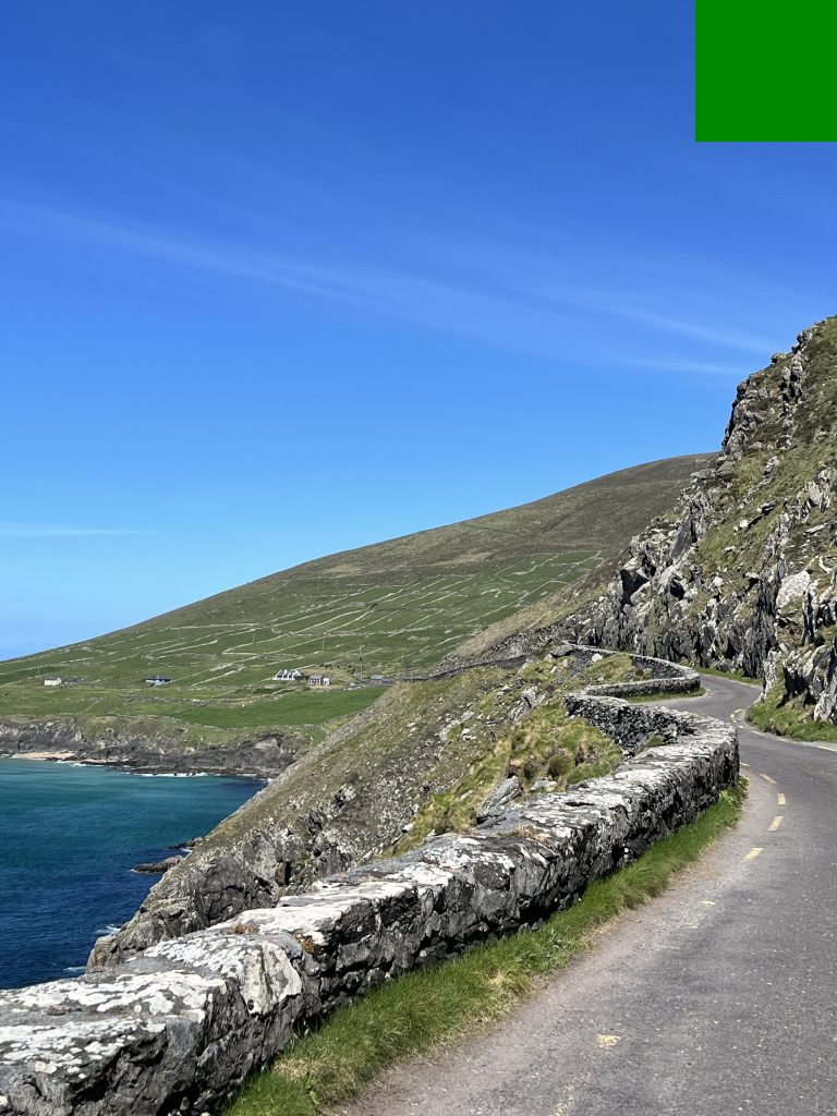 Route sinueuse sur la Slea Head Drive, Péninsule de Dingle