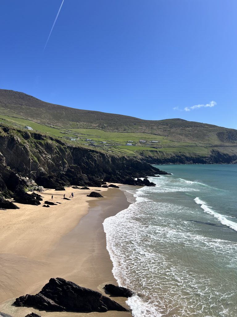 Plage de Coumeenole vue d'en haut au printemps