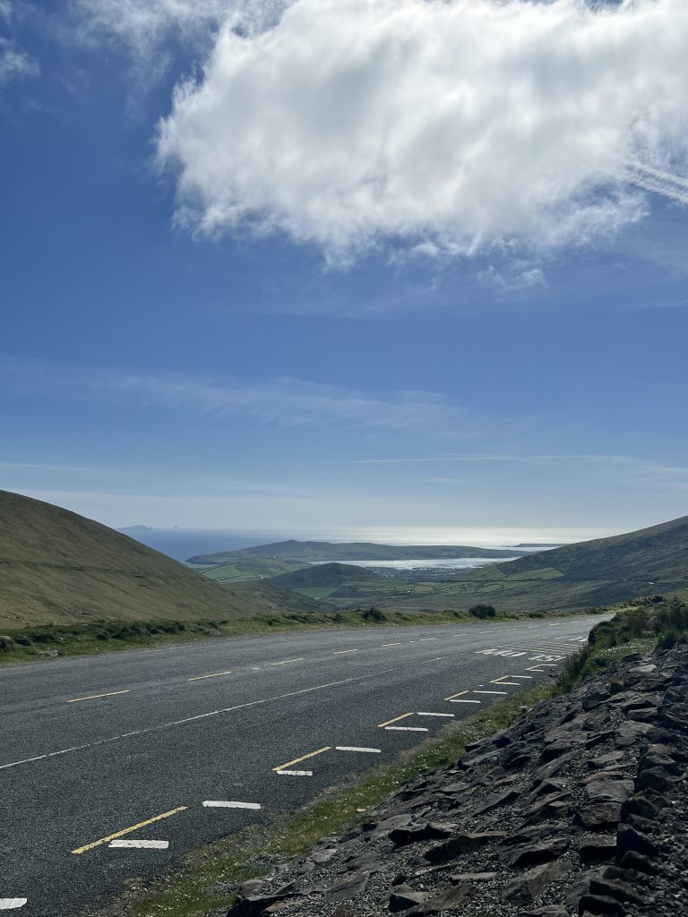Vue panoramique depuis la route côtière du Connor Pass, Péninsule de Dingle, Irlande
