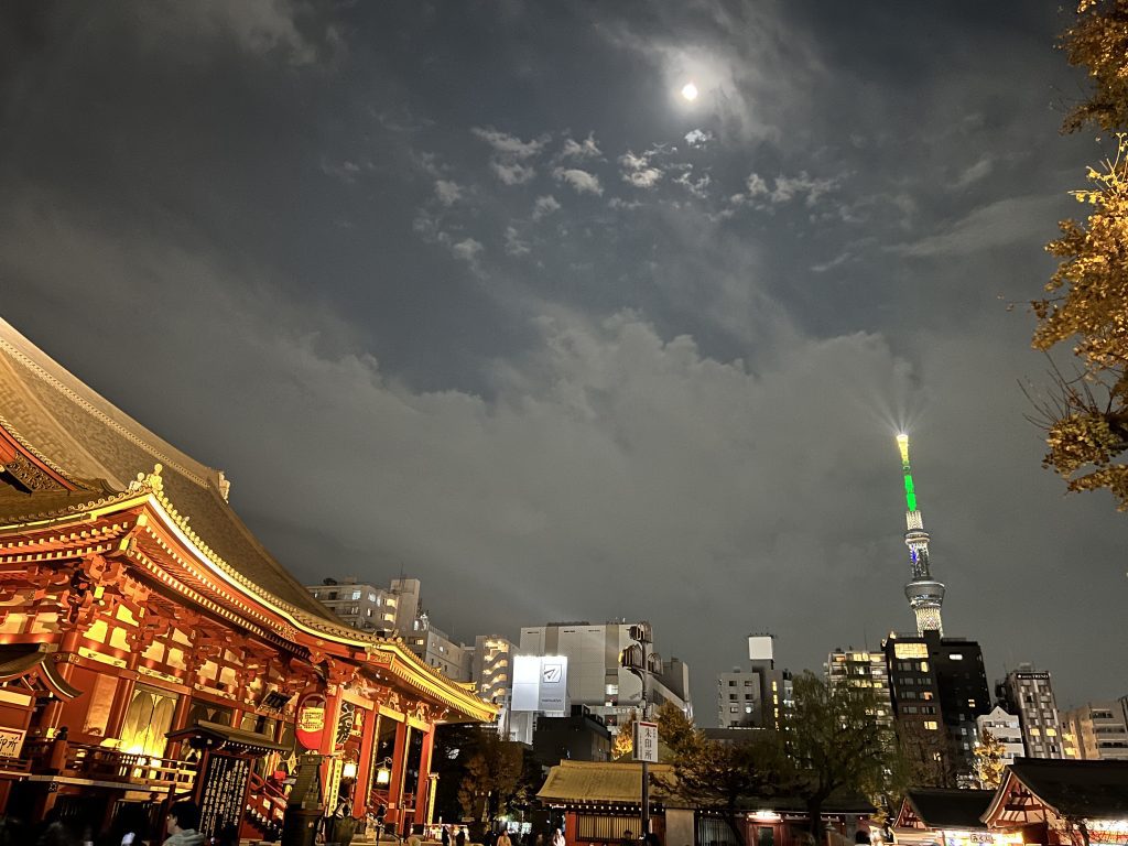 Illuminations nocturnes du temple Senso-ji lors du festival des lumières d'Asakusa en décembre 2025, avec la pagode éclairée et les structures traditionnelles.